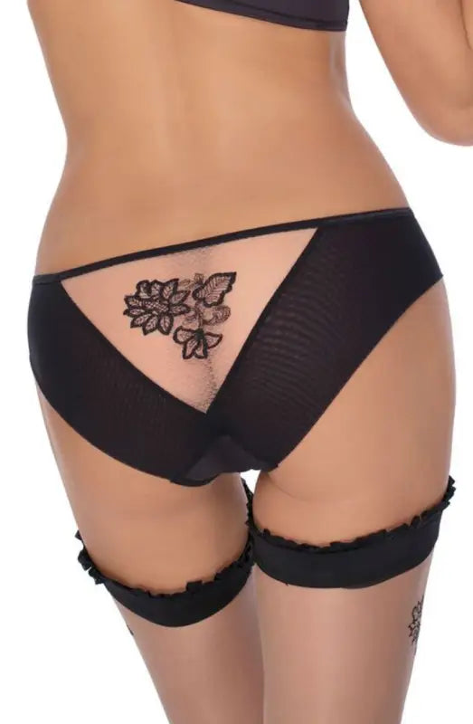 Experience the Roza Mehendi Brief Shaped by Incredible Henna Art