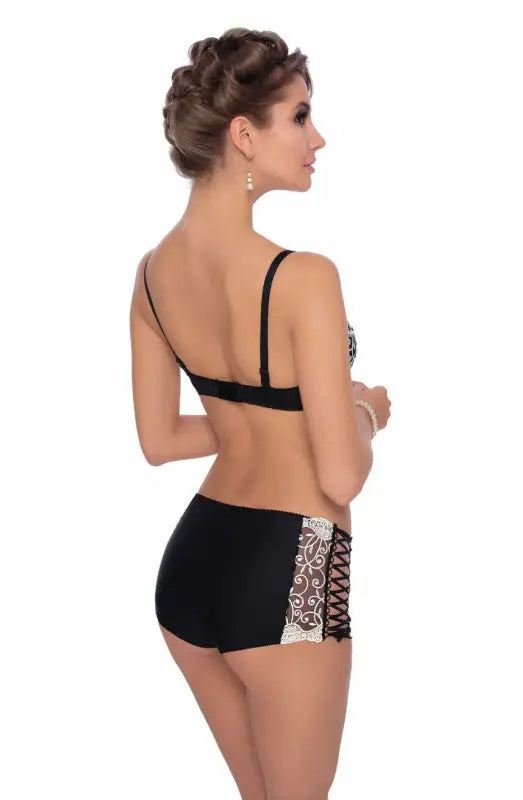Experience Elegance with Roza Ginewra Short Decorated in Lace and Embroidery